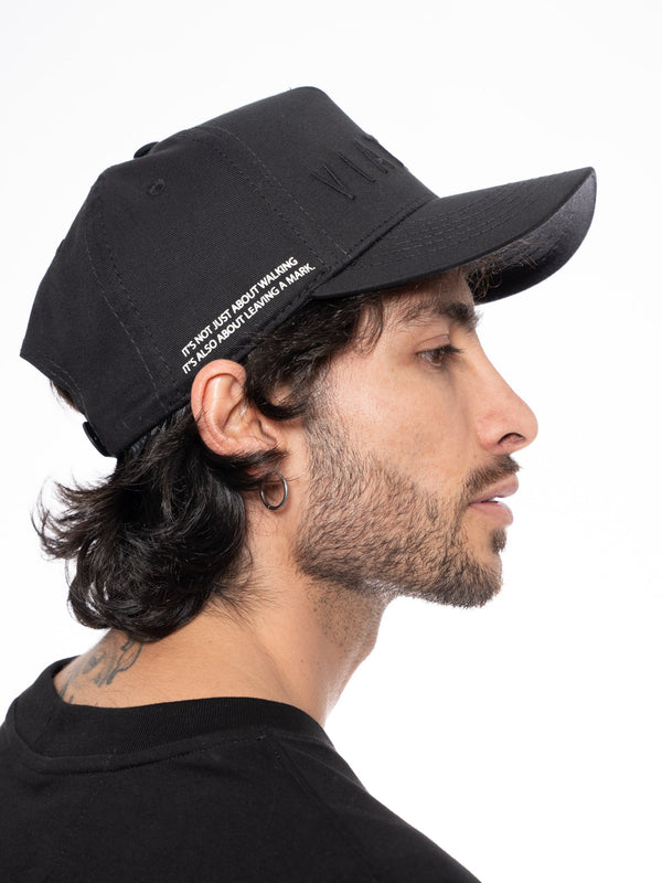 Gorra Negra Unisex de Algodón con Regulador y Bordado en Alta Densidad