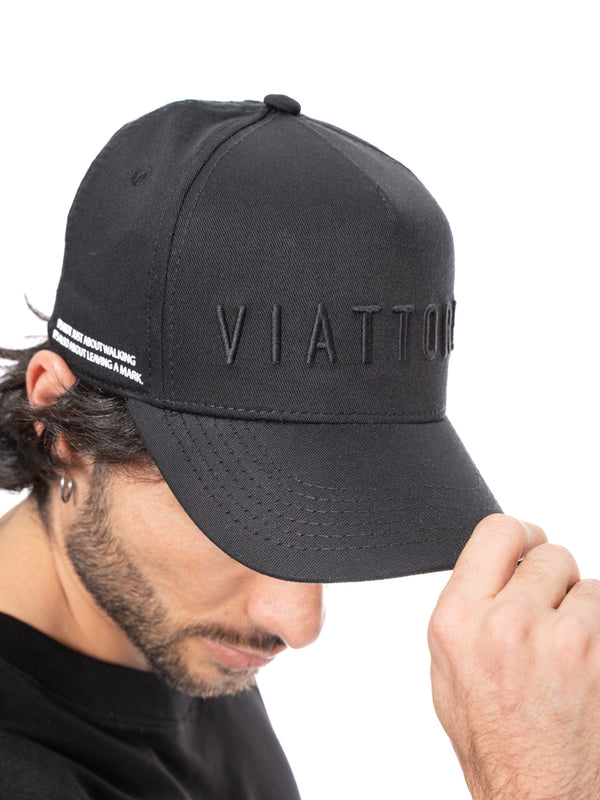 Gorra Negra Unisex de Algodón con Regulador y Bordado en Alta Densidad