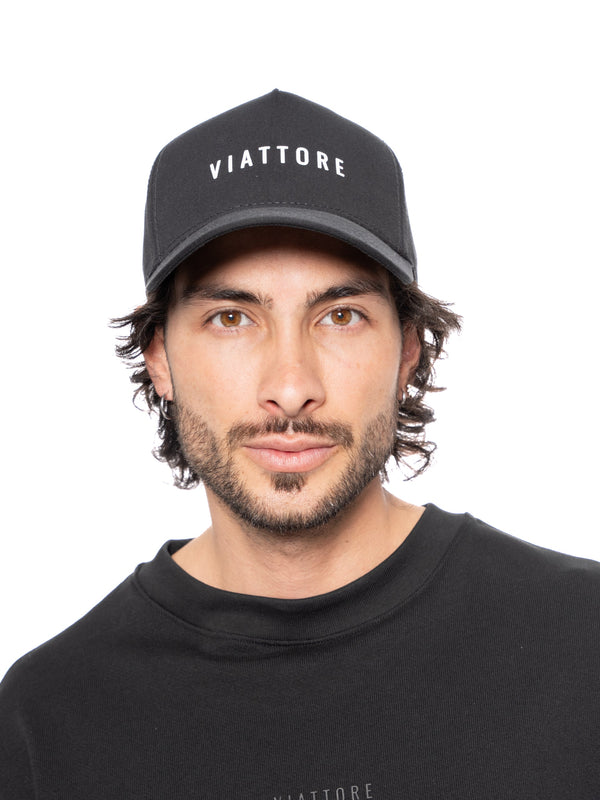 Gorra Negra Unisex de Algodón con Regulador y Diseño en Alta Densidad