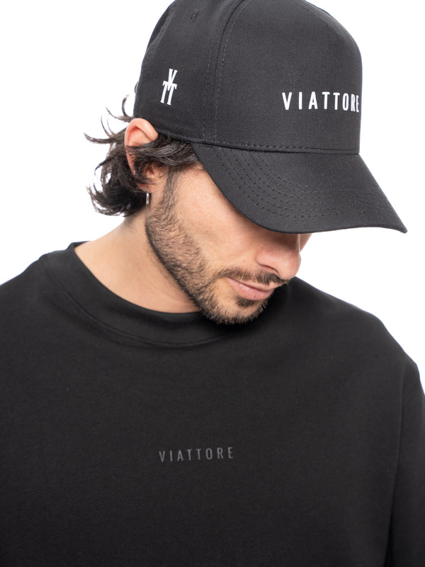 Gorra Negra Unisex de Algodón con Regulador y Diseño en Alta Densidad
