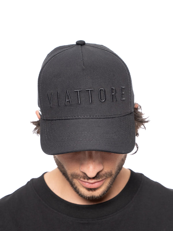 Gorra Negra Unisex de Algodón con Regulador y Bordado en Alta Densidad